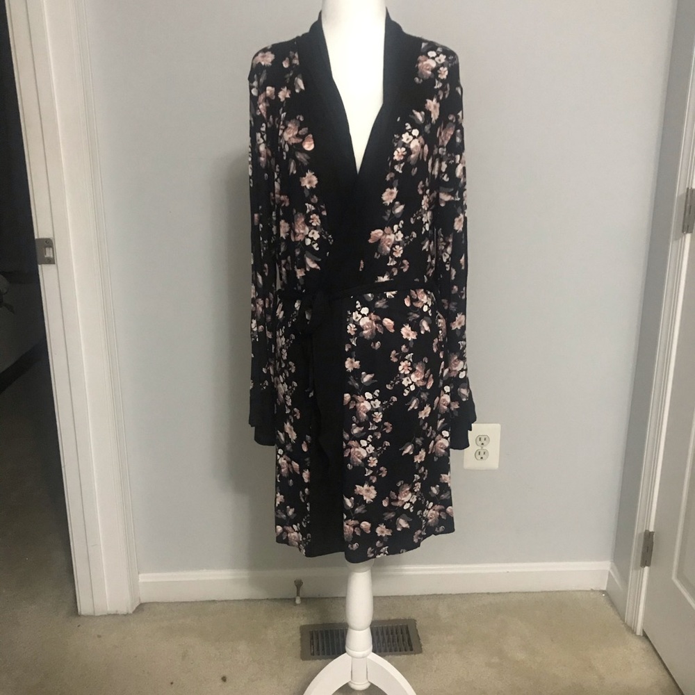 Vince Camuto black floral robe